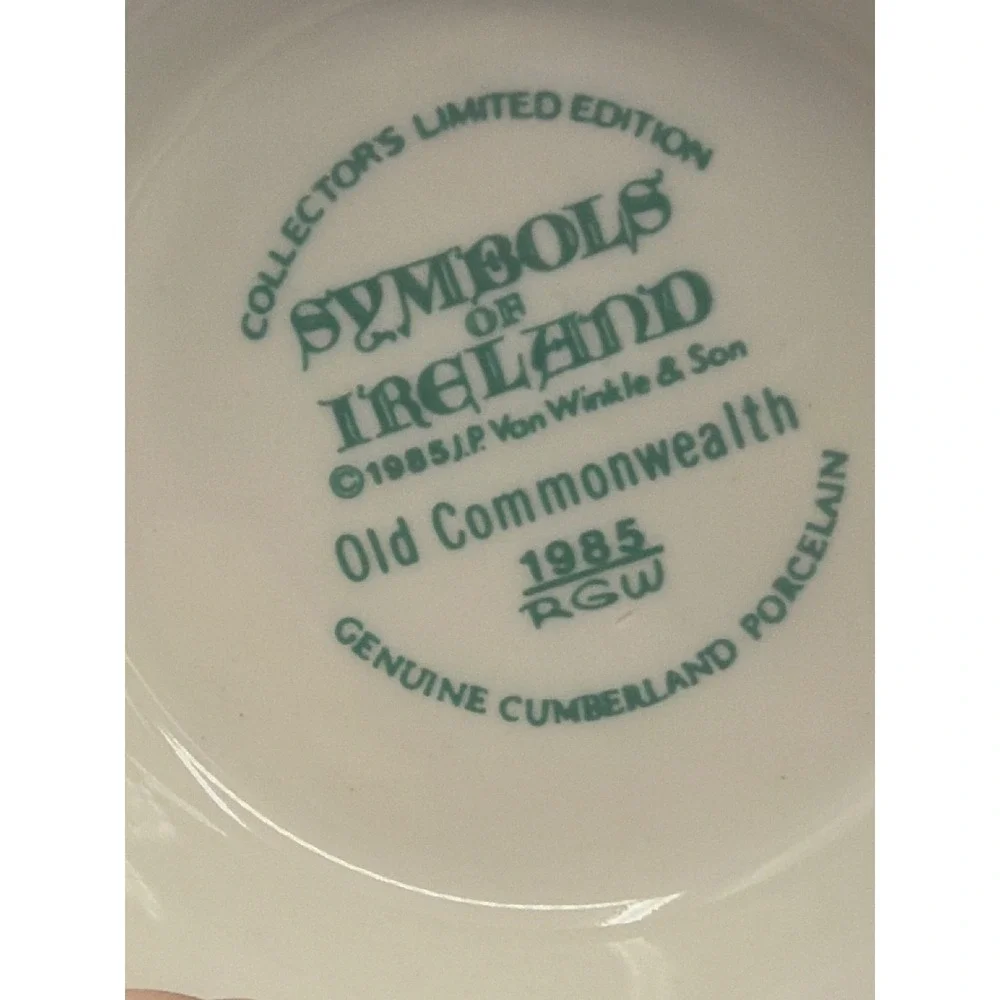 Vintage 1985 Old Commonwealth Symbols Ireland Porcelain Whiskey Decanter Empty